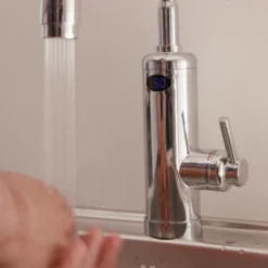 Aquadon Smart Heater Multi Head | Wasserhahn Mit Integriertem Durchlauferhitzer | 2 Aufsätze | Digitale LED-Temperaturanzeige | Armatur | Boiler | Das Original Aus Dem TV -Vidailo Verkaufe 1ffb2db1b75c45f35afec0c8b51c2e53