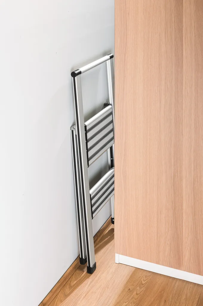 Wenko Alu-Design Klapptrittleiter 2-stufig Silber 7 Wenko Alu-Design Klapptrittleiter 2-stufig Silber – Bild 5